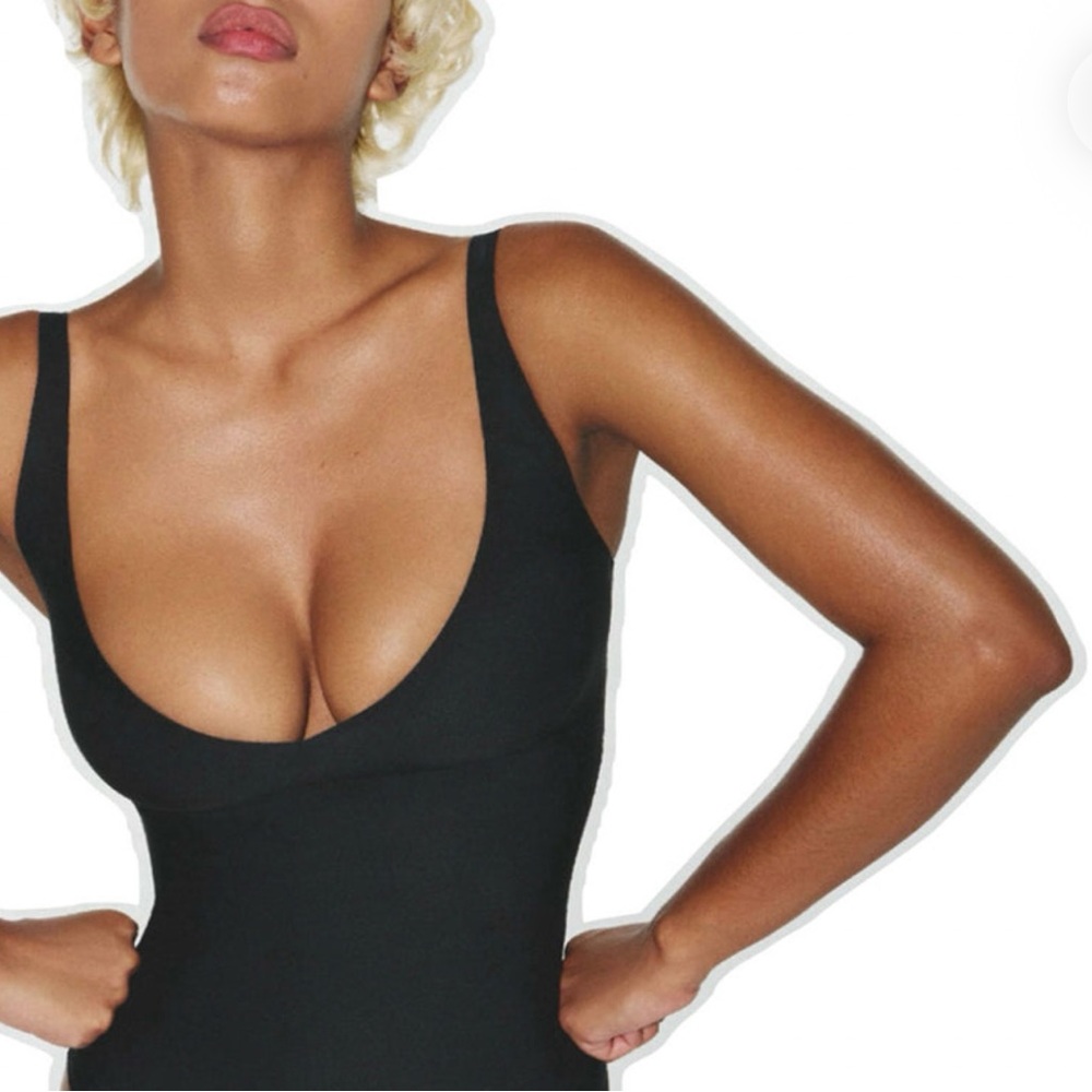 SKIMS BODY
CORE SCULPT PLUNGE THONG
BODYSUIT